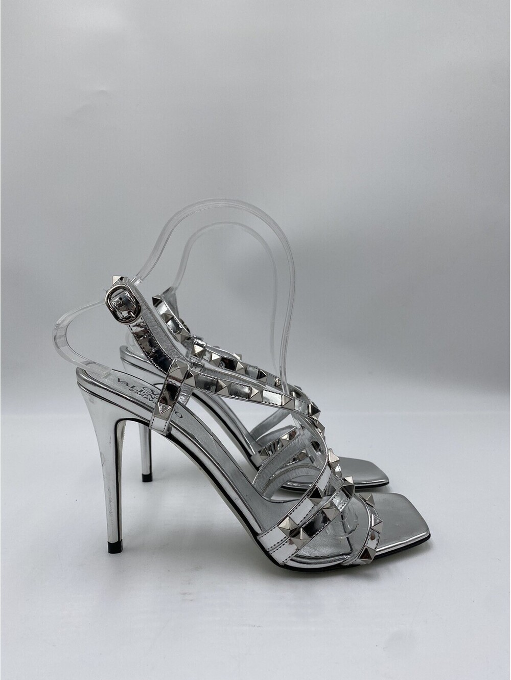 Valentino Garavani Rockstud metallic leather sandals in silver Size 37